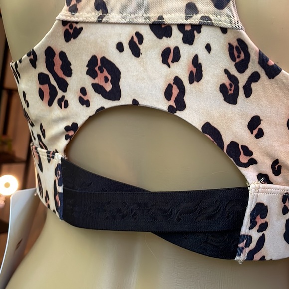 NWT Fabletics Leopard Print Sports Bra Large - Picture 2 of 4